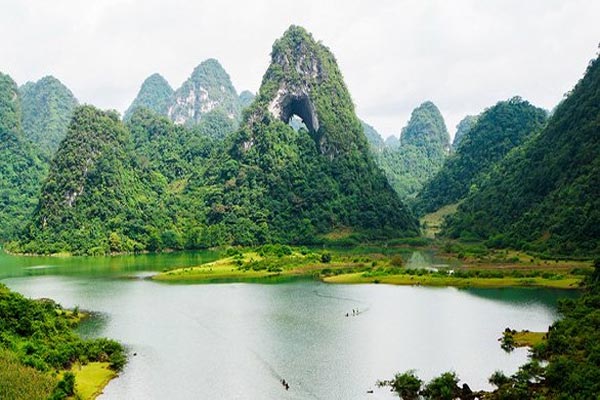 Chiêm ngưỡng ‘mắt thần’ núi
